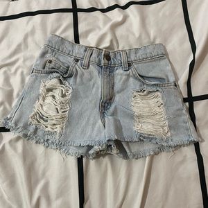 💙 LEVIS distressed shorts